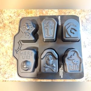Cast aluminum mini cake bakeware with Halloween tomb stone design, black.
